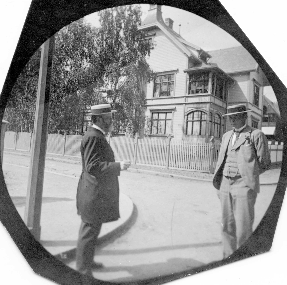 General Nissen med sin sønn Hartvig Nissen i gate foran villa.