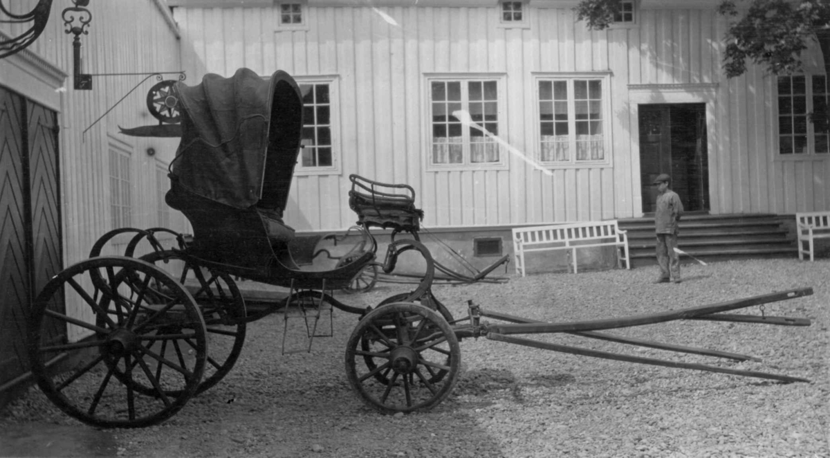 Kalesjevogn - bildet er fra Marienlyst i Drammen (i dag en del av Drammens Museum). Vognen er i Drammens Museums samling.