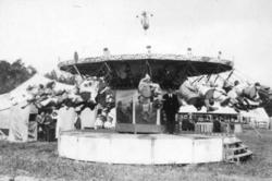 Marked på Norsk Folkemuseum i 1925. Karusell i fart.