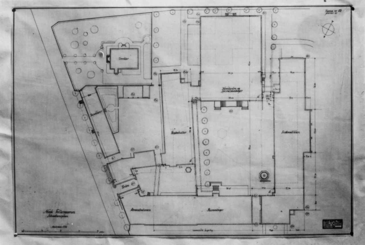 Plantegninger, fra 1925, fra arkitektene Bjercke og Eliassen. Utkast til nye museumsbygninger.
Situasjonsplan.
