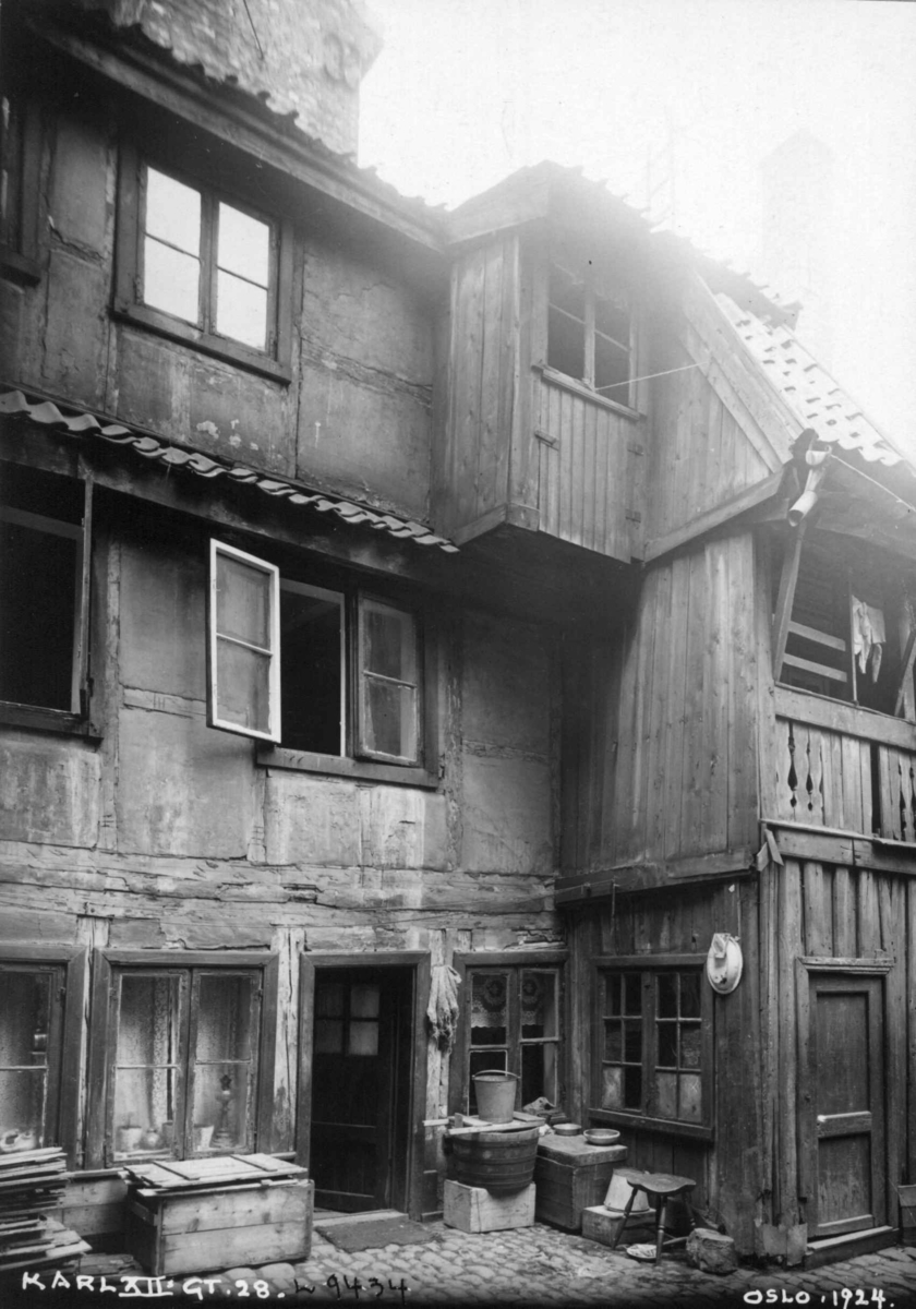 Karl XIIs gate 28, Oslo, 1924. Bakgård med boliger.