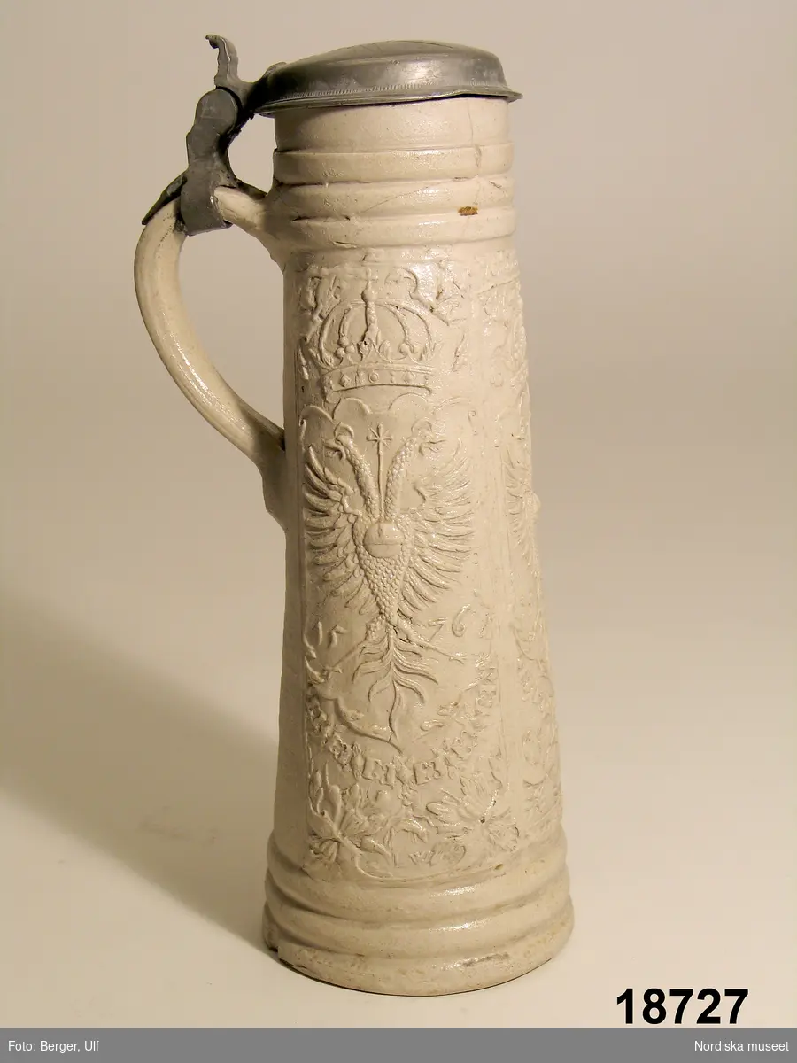 Krus av grått saltglaserat stengods, så kallad "Schnelle", daterat 1576. Lock av tenn. Tillverkat i Siegburg, Tyskland. 
/Tegnér 2005