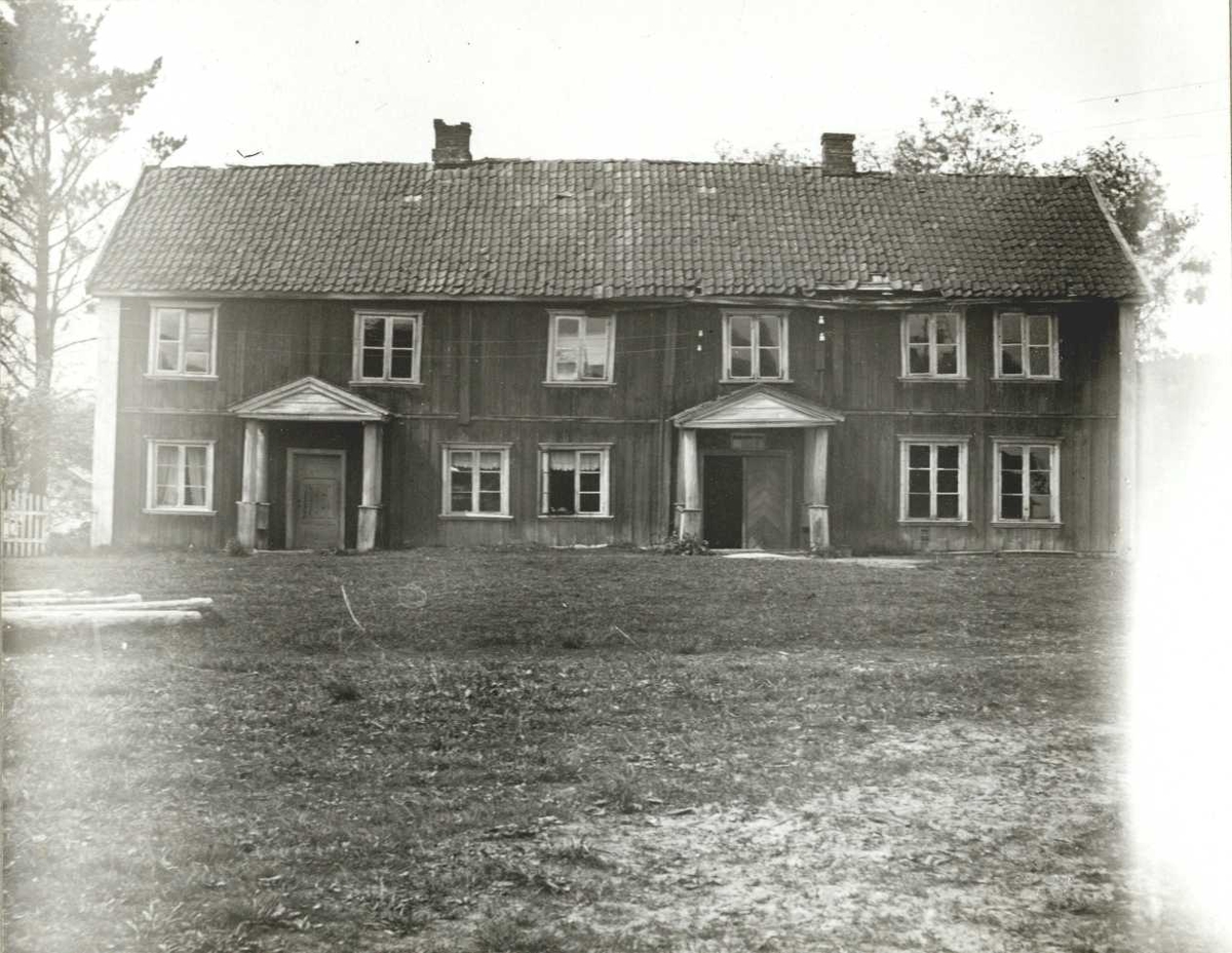 Garsvik, Aurskog-Høland, Akershus. Hovedbygningen mot gårdsplassen. Nå lagret på Norsk Folkemuseum.
