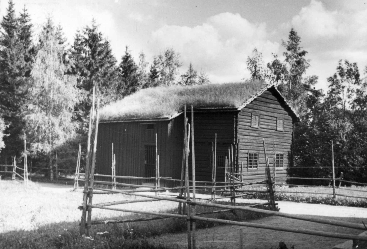 Smedstadstua fra Gjerdrum, Øvre Romerike, avbildet på Norsk Folkemuseum, 1934.