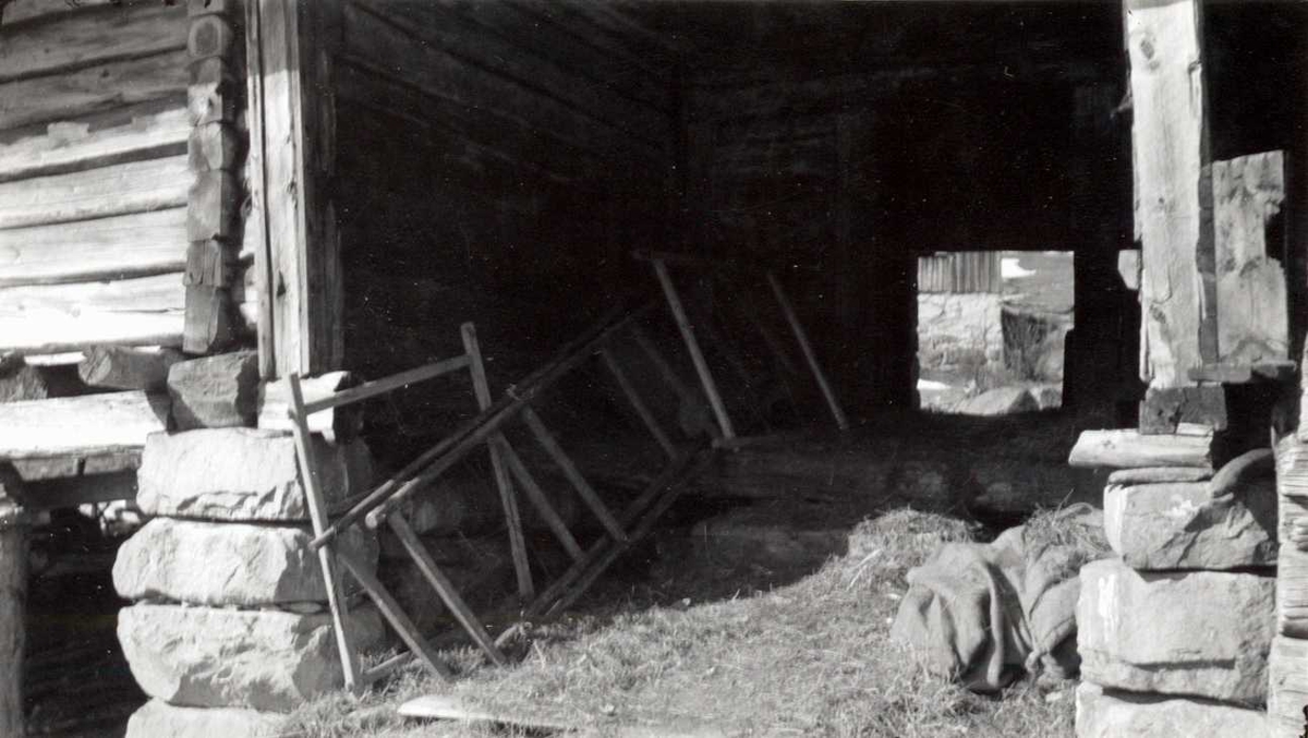 Foto av fjøset, forbindelse med nedrivingen av fjøset og løa fra Skomedal, som senere er blitt satt opp på Norsk Folkemuseum i Setesdalstunet.