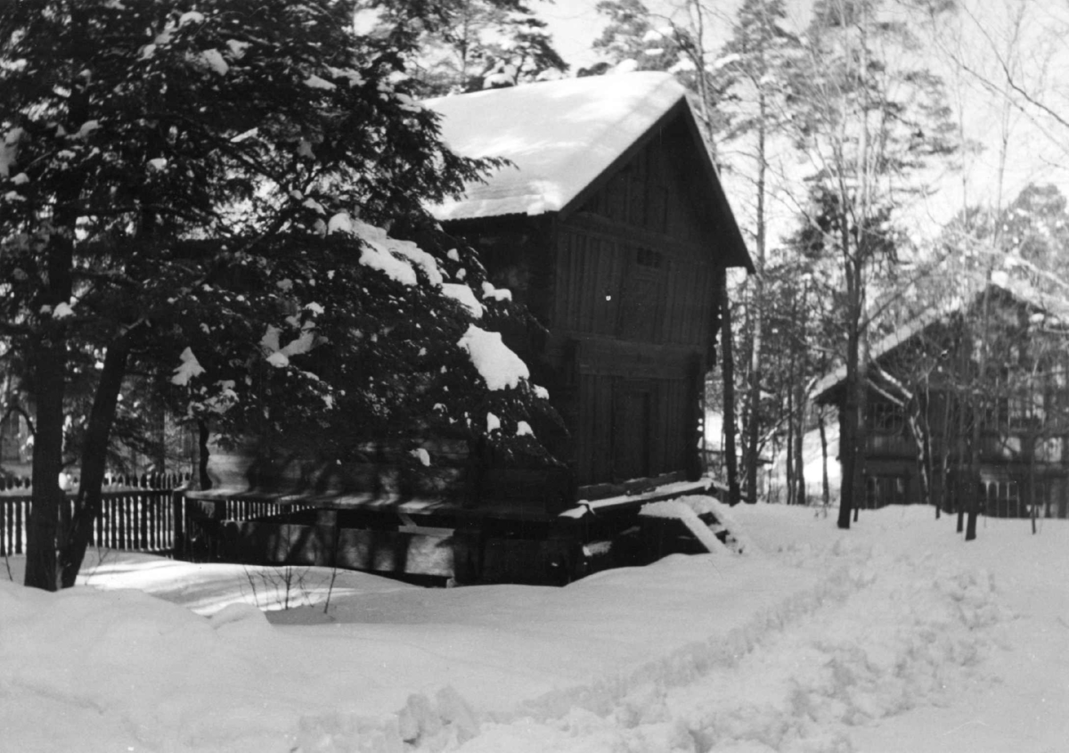 Loft fra Søndre Berdal i Nesland, Vinje i Telemark. Fotografert på Norsk folkemuseum, 1948.