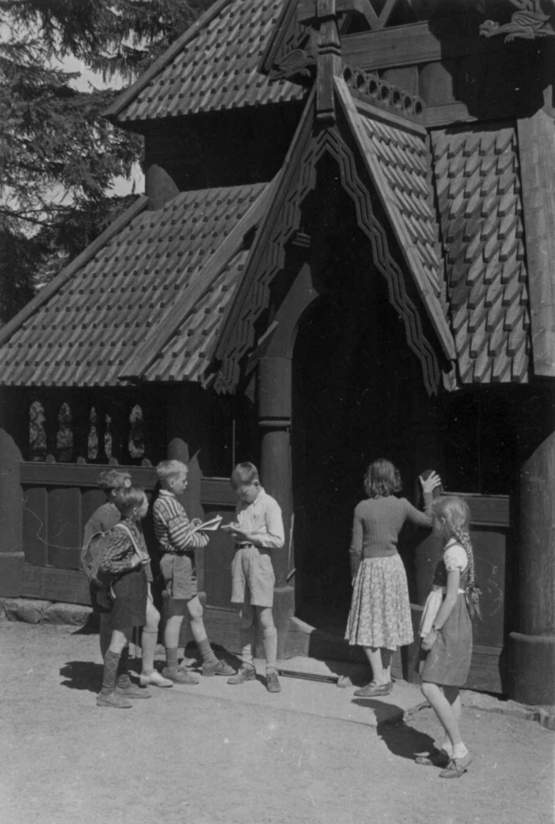 Skolebarn ved Gol stavkirke på Norsk folkemuseum (Kong Oscar IIs samlinger), 1951.