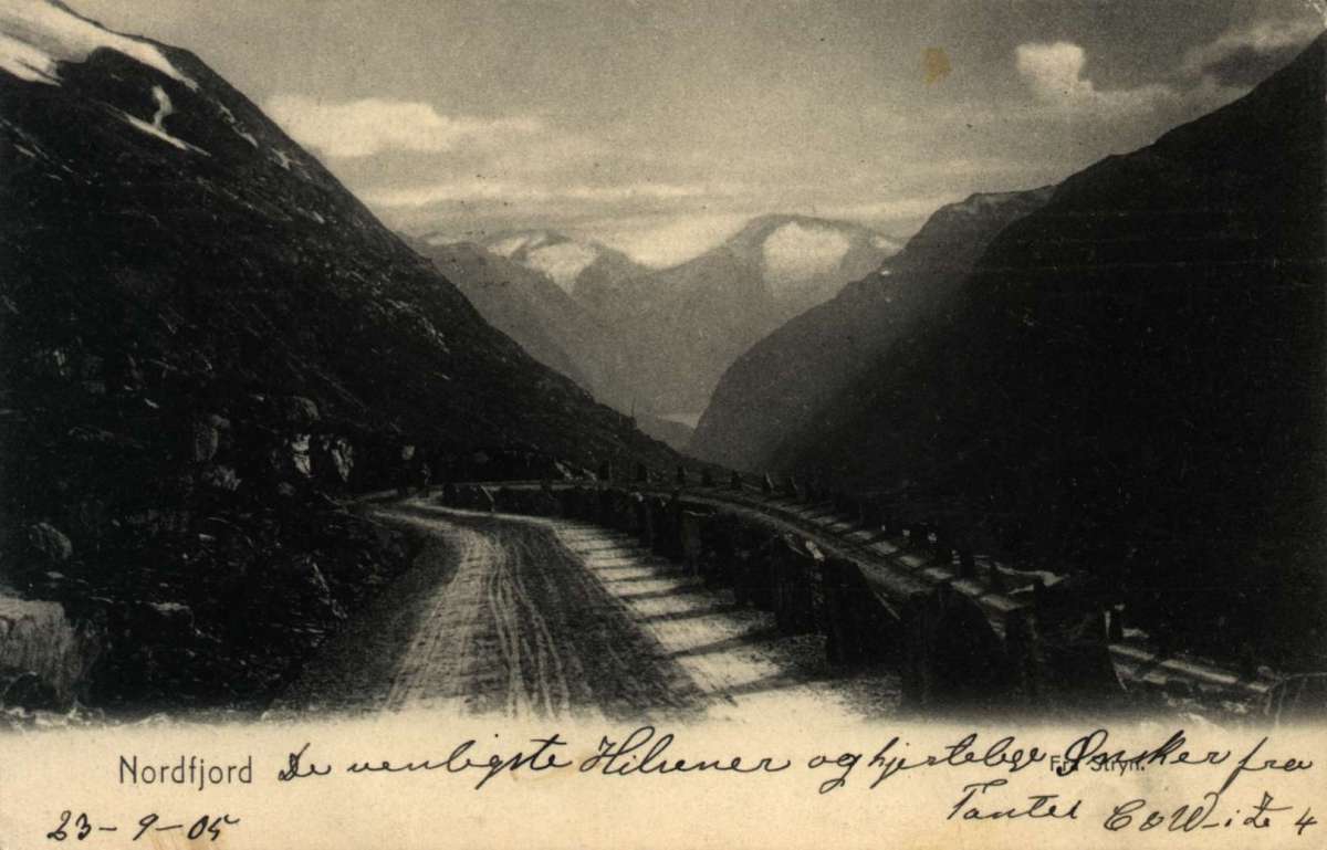 Postkort. En vei går langs fjellet i Stryn, Nordfjord. Stemplet 23.09.1905