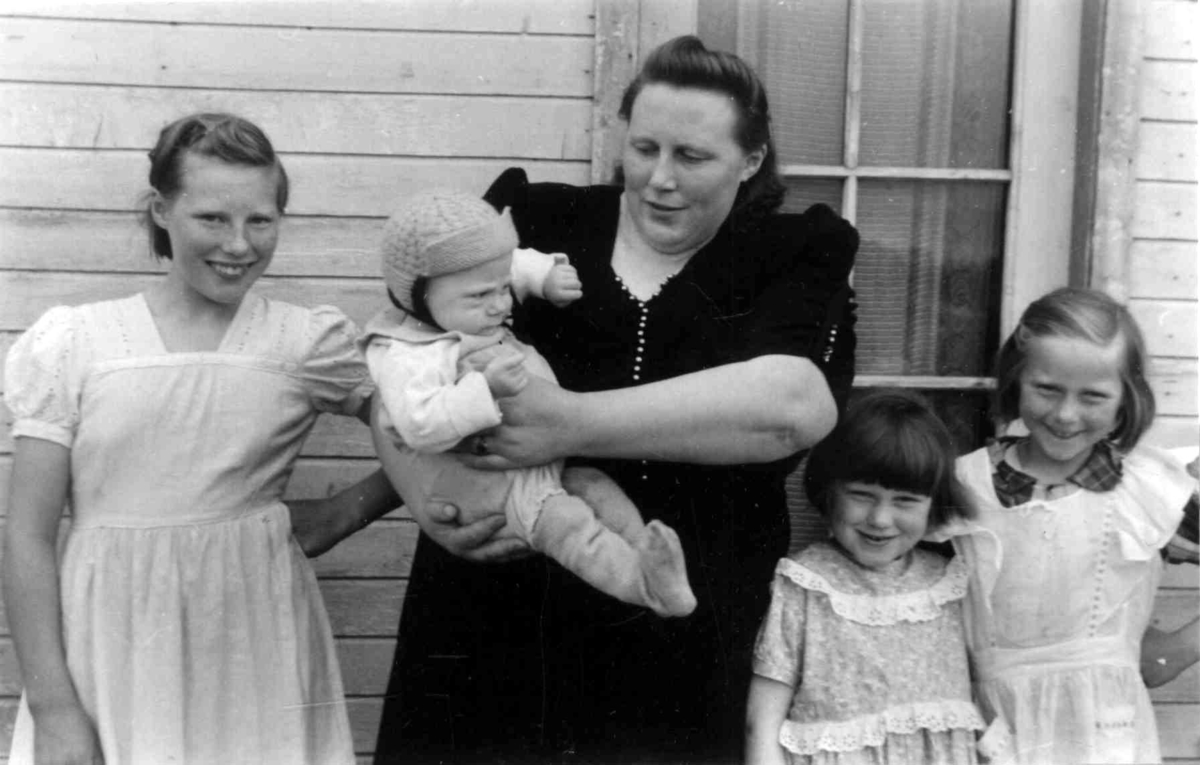 Elen Marie Siri med barna Marit Birgitte, Truls Ottar, Irene Lovise og Emilie i 1952.