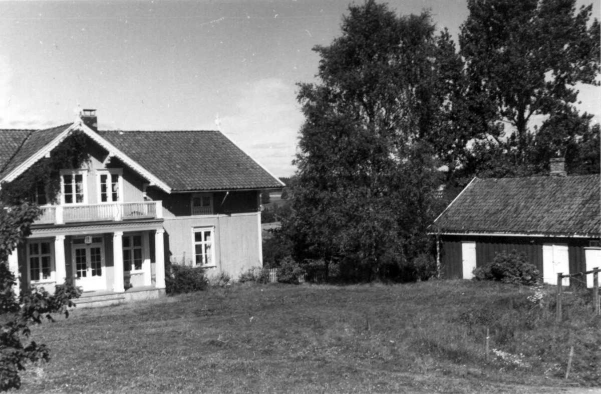 Sundby, Vestby, Akershus. Hovedhuset mot tunet og vognskjulet.
Storgårdsundersøkelser ved dr. Eivind S. Engelstad 1953.
