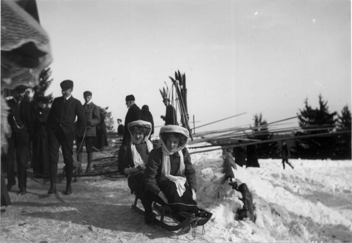 Frognerseteren, Oslo. 1908-1910. Vintermotiv. Akende. Kjelker. Ski.