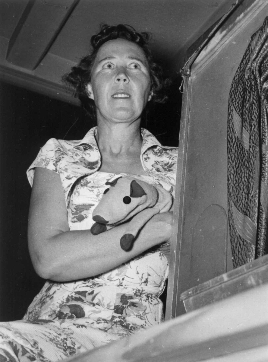 Kirsten Langbo underholder med dukketeater på Norsk Folkemuseum i 1959.