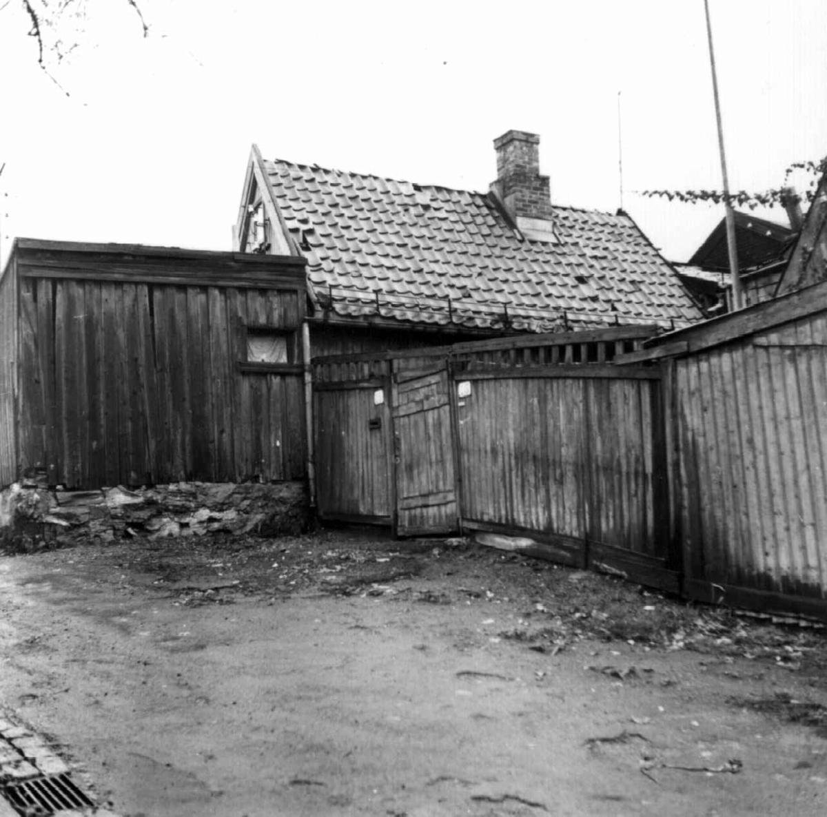 Johannes gate 16-18, Enerhaugen, Oslo 1959. Småhus bak plankegjerde.