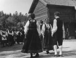 Oppvisning med folkedans i Telemarkstunet på Norsk Folkemuse