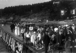 Hvitsten, Vestby, Akershus 1924. Oversiktsbilde. Festkledde 
