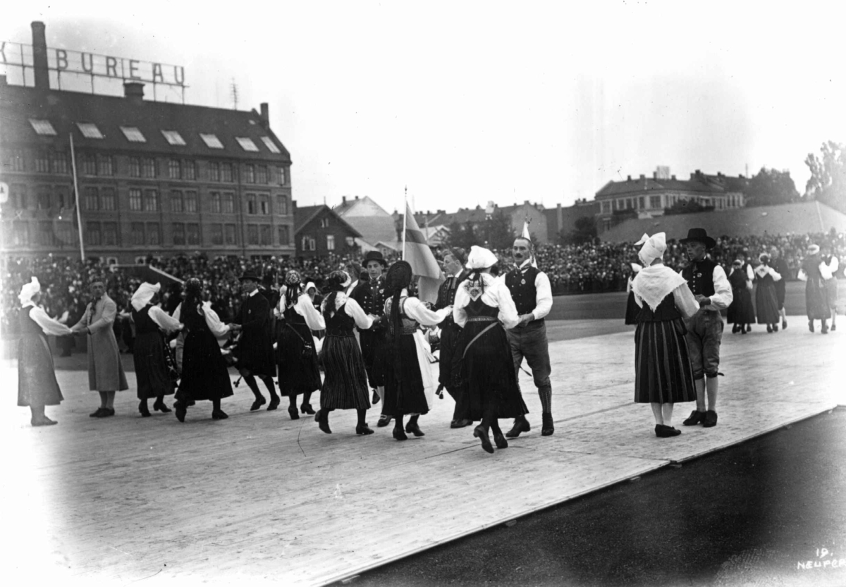 Nordisk Folkedansstevne ant. Frogner stadion - Oslo. 1925. Svenske dansere. 