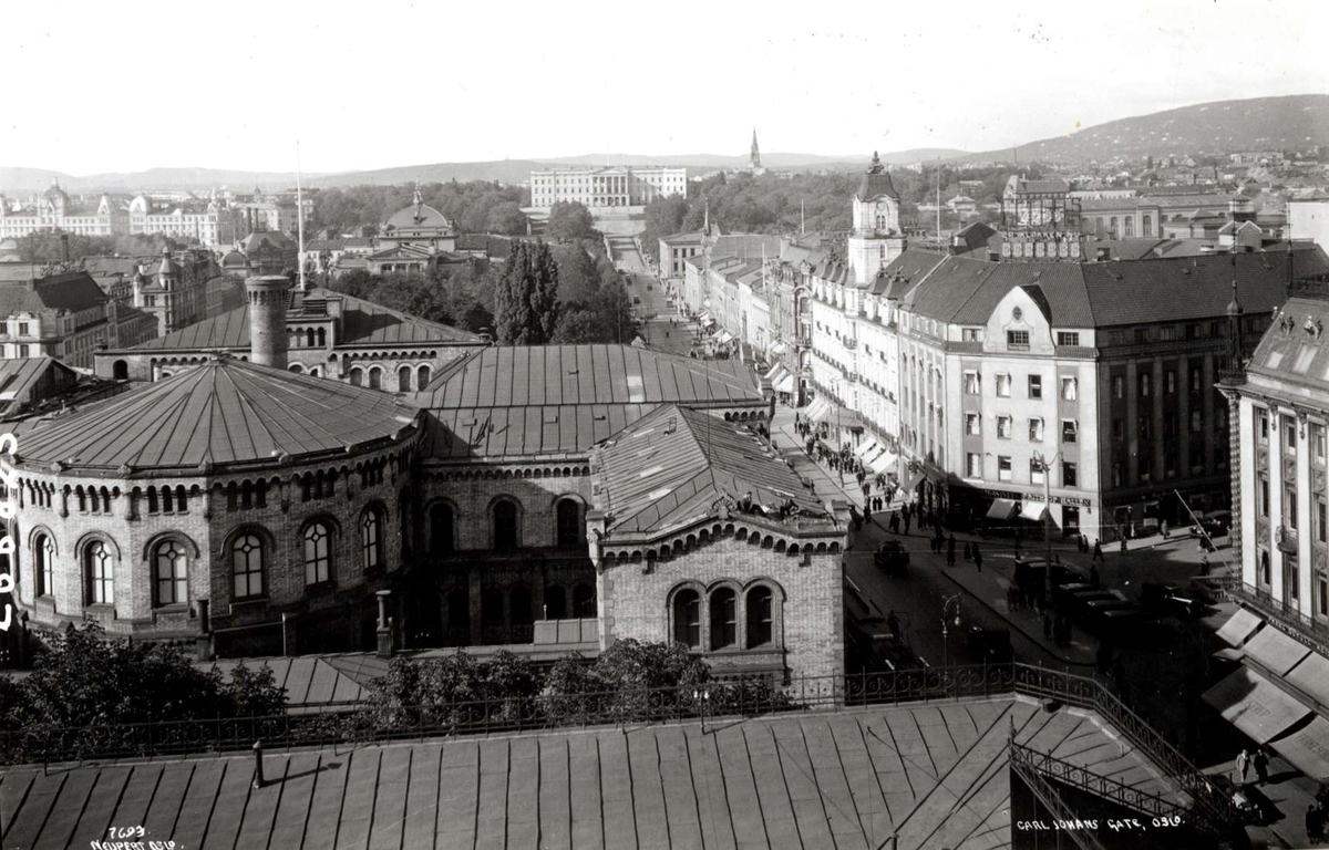 Karl Johans gate, Oslo 1929-30. Oversiktsbilde. Sett fra Hornsgården over Stortinget mot Slottet.