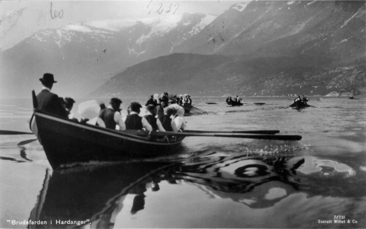 Brudeferd, Hardanger, Hordaland. Ifølge innsendt kommentar er bildet muligens tatt 1926 i forbindelse med innspilling av filmen "Brudeferden i Hardanger.", i så fall fotografert av Rasmus Breistein. 