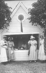 St. Hans fest på Norsk Folkemuseum i 1916. Damer med hatter 