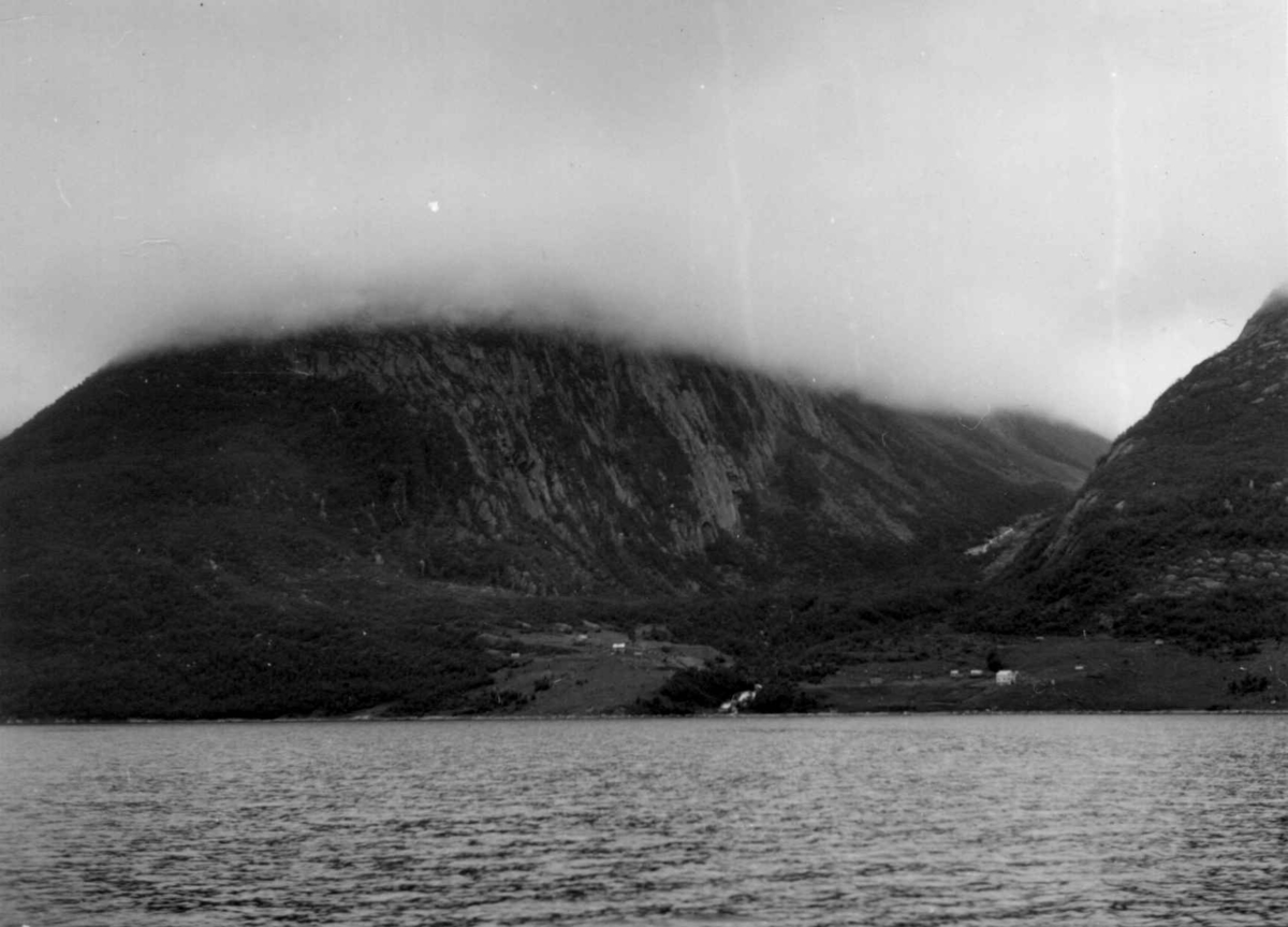 Oversiktsbilde fra Hellemofjorden, med Leirelva, 1964.