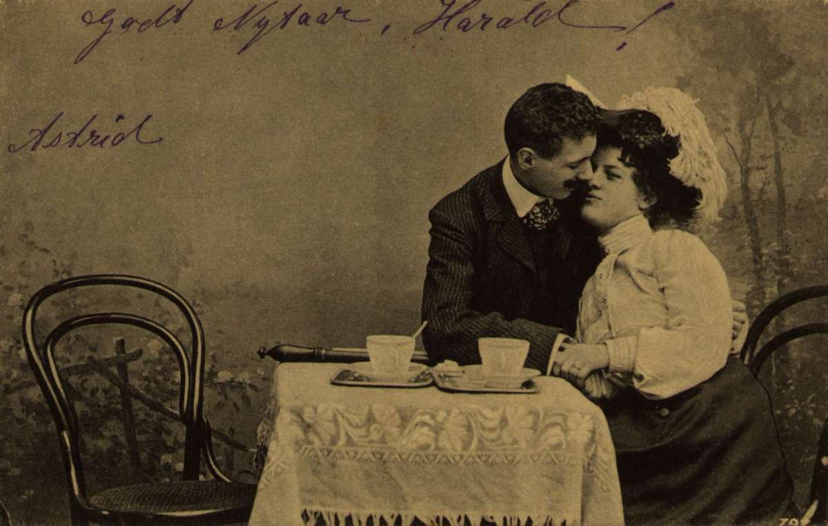 Postkort. Nyttårshilsen. Kurtisekort. Et ungt par i heftig flørt. Stemplet 30.12.1904.