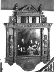 Epitafium, 1694, fra Vestnes kirke (325), Romsdal. Gruppepor