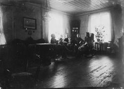 Familiegruppe i interiør, antatt prestegården i Fyresdal, Te