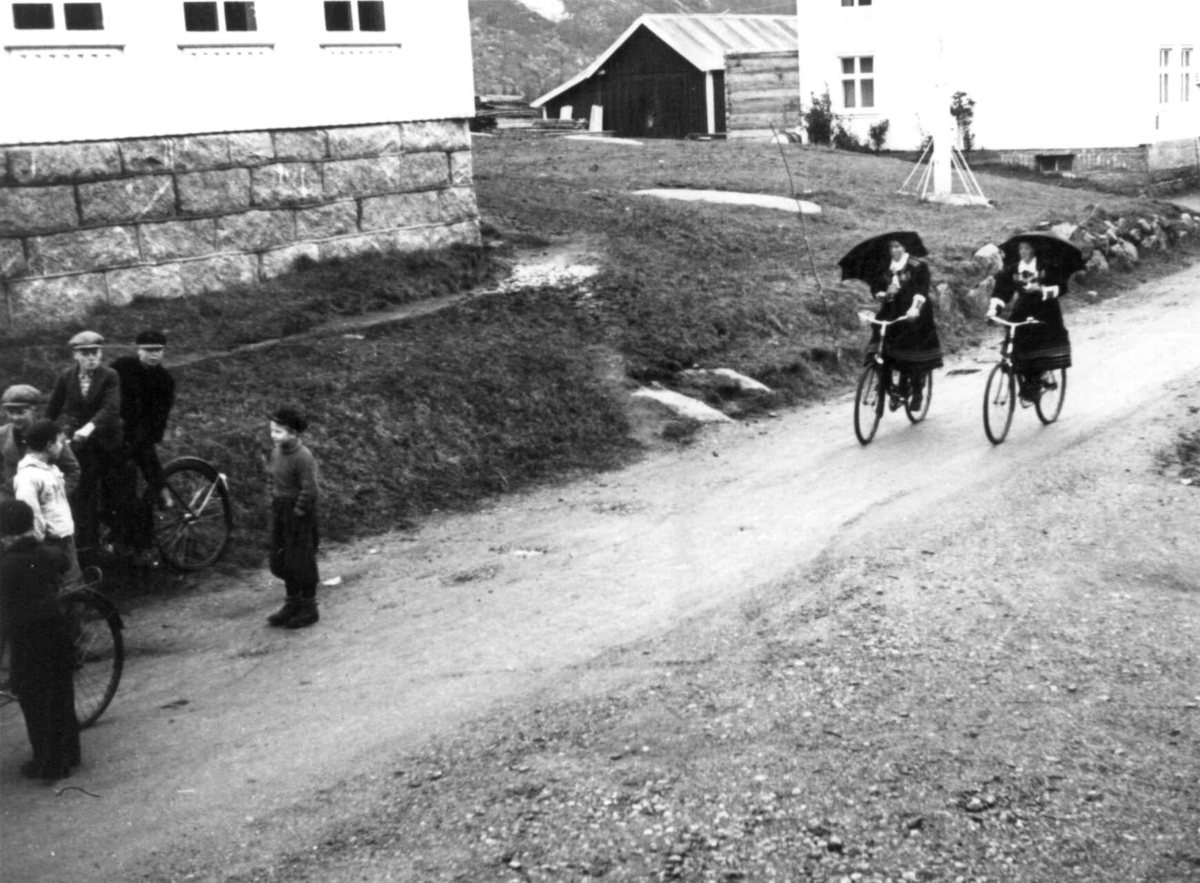 Valle Aust Agder 1938 Bededag Folk Med Sykler Og Parapyer På Vei Til