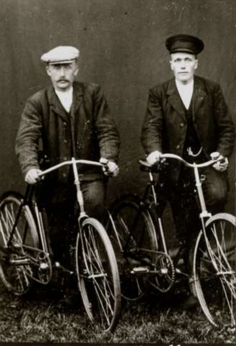 Mannsdrakt, Budalen, Sør-Trøndelag ant. ca. 1920. Per P. Bjerkenås og Ola Tovmo med hver sin sykkel.