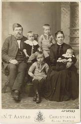 Barne- og voksendrakt, gruppebilde av familien Jørgen Høibrå