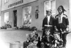 Portrett av Thomas Sokki med familie, 1960. Seljelvnes, Trom