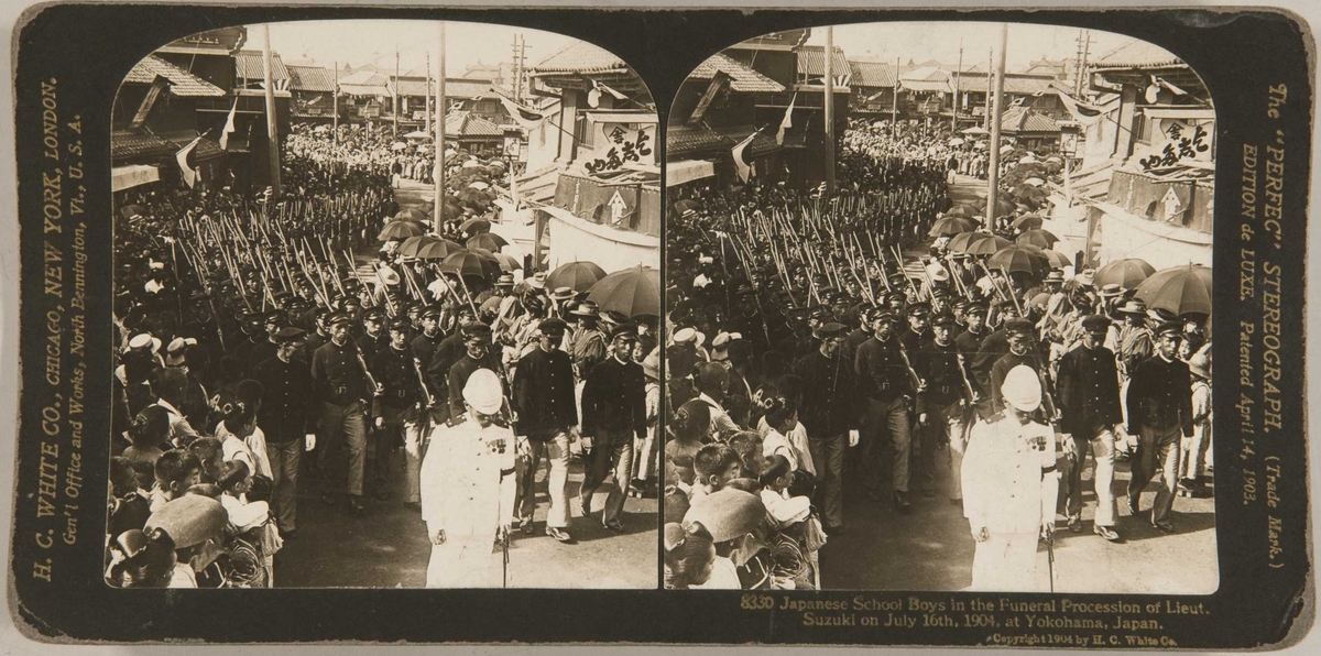 Stereoskopi. Japanske skolegutter i begravelsesprosesjonstog for løyntnant Suzuki 16. juli 1904, Yokohama, Japan under den russisk-japanske krig.