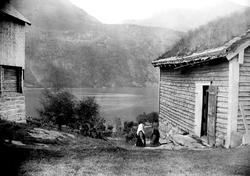 Fra Eggedal, Sigdal, på besøk hos Th. Kittelsen. Gårdstun me