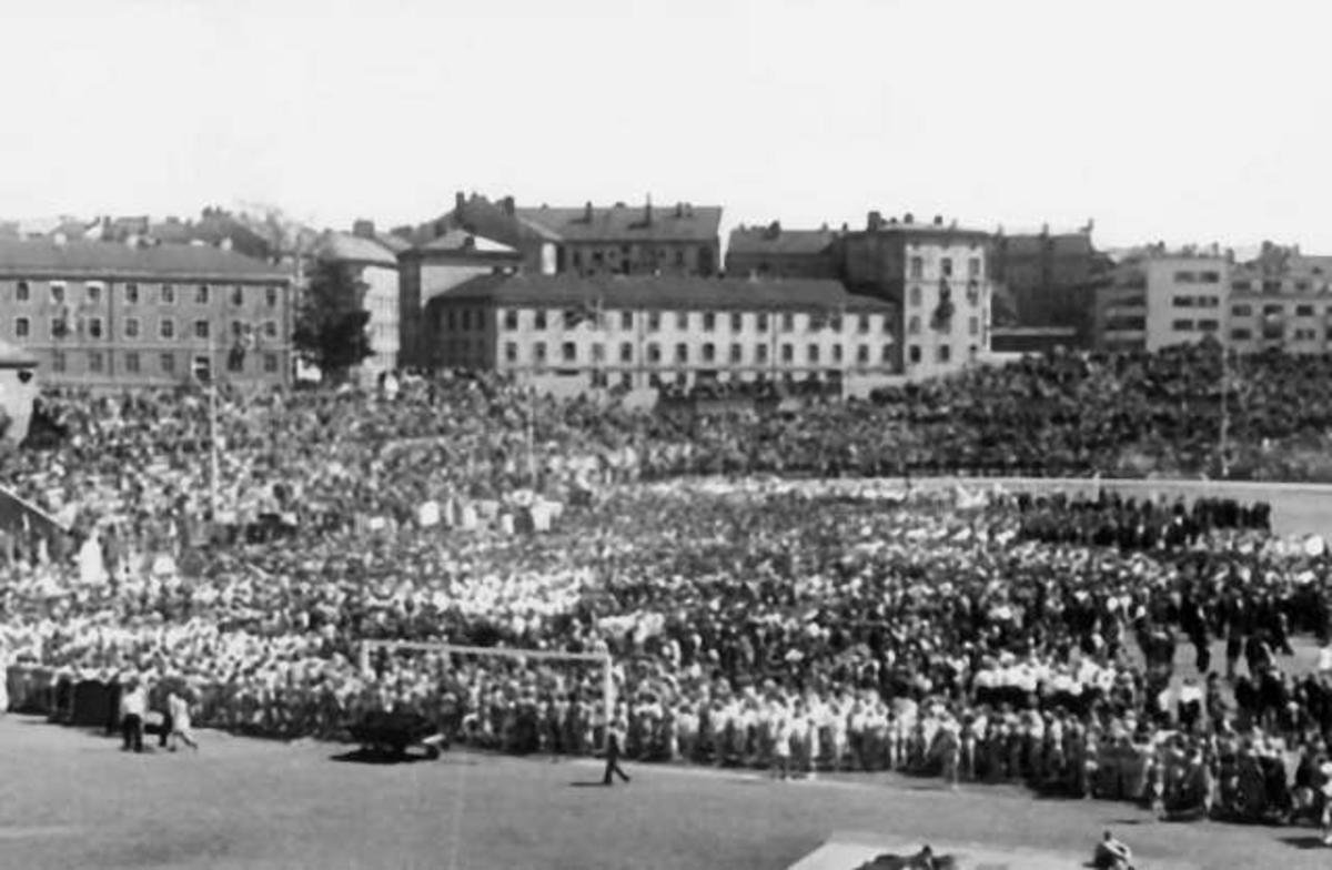 Fra Oslo under fredsdagene i 1945. Idrettens Dag på Bislett Stadion 3.juni.Oversiktsbilde viser hele banen med deltakere og publikum    