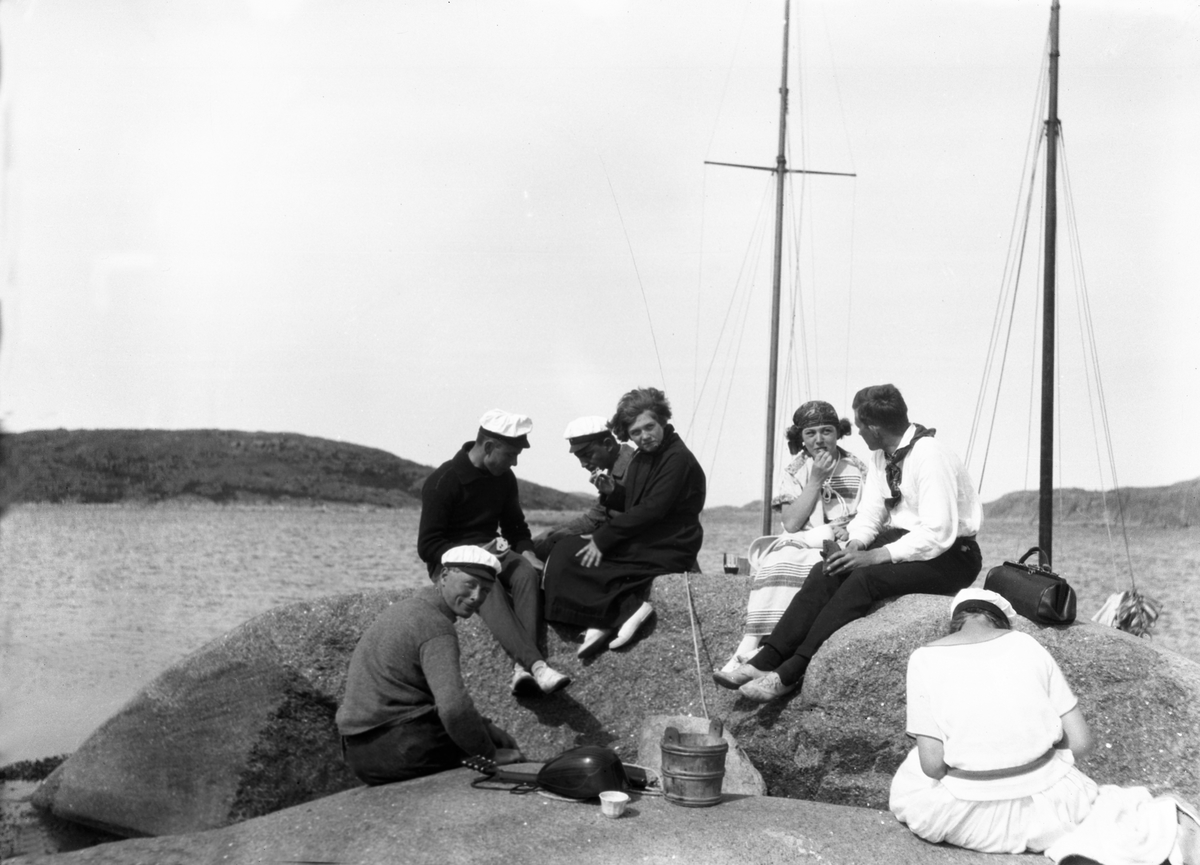 Ove Riddervold jensen, Bjarne Arentz, Lillanna Forsberg, (Fredrikstad), Vesla Forsberg og Hans Thomas Sødring sitter på et svaberg på Hvasser. Sommeren 1924.