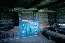 Interiør fra Mjålandsstova i Mandal, med rikt dekorert senge