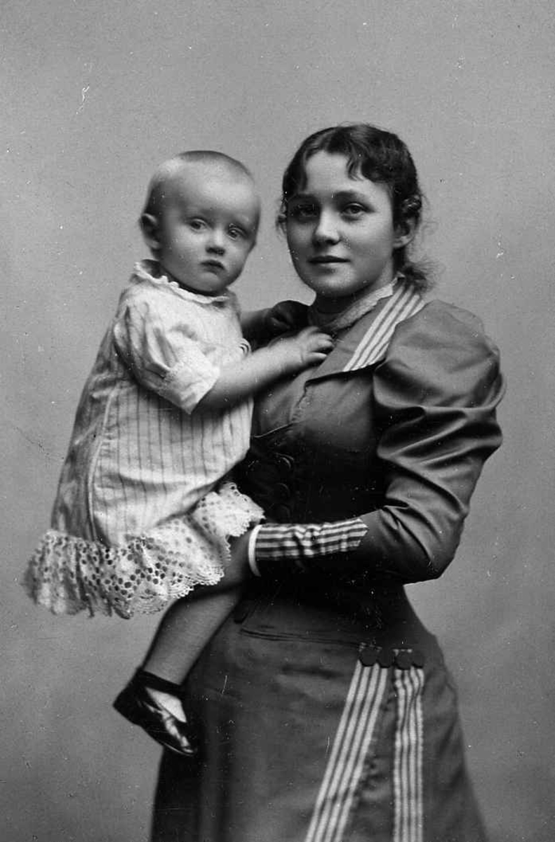 Portrett av Fru Valborg Nicolaysen med barn på armen, ca. 1891.