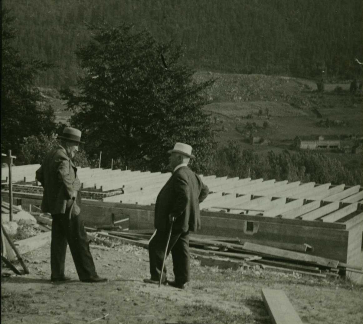 Hans Aall og Gert Falch Heiberg. Ambla i Sogn, 1937.