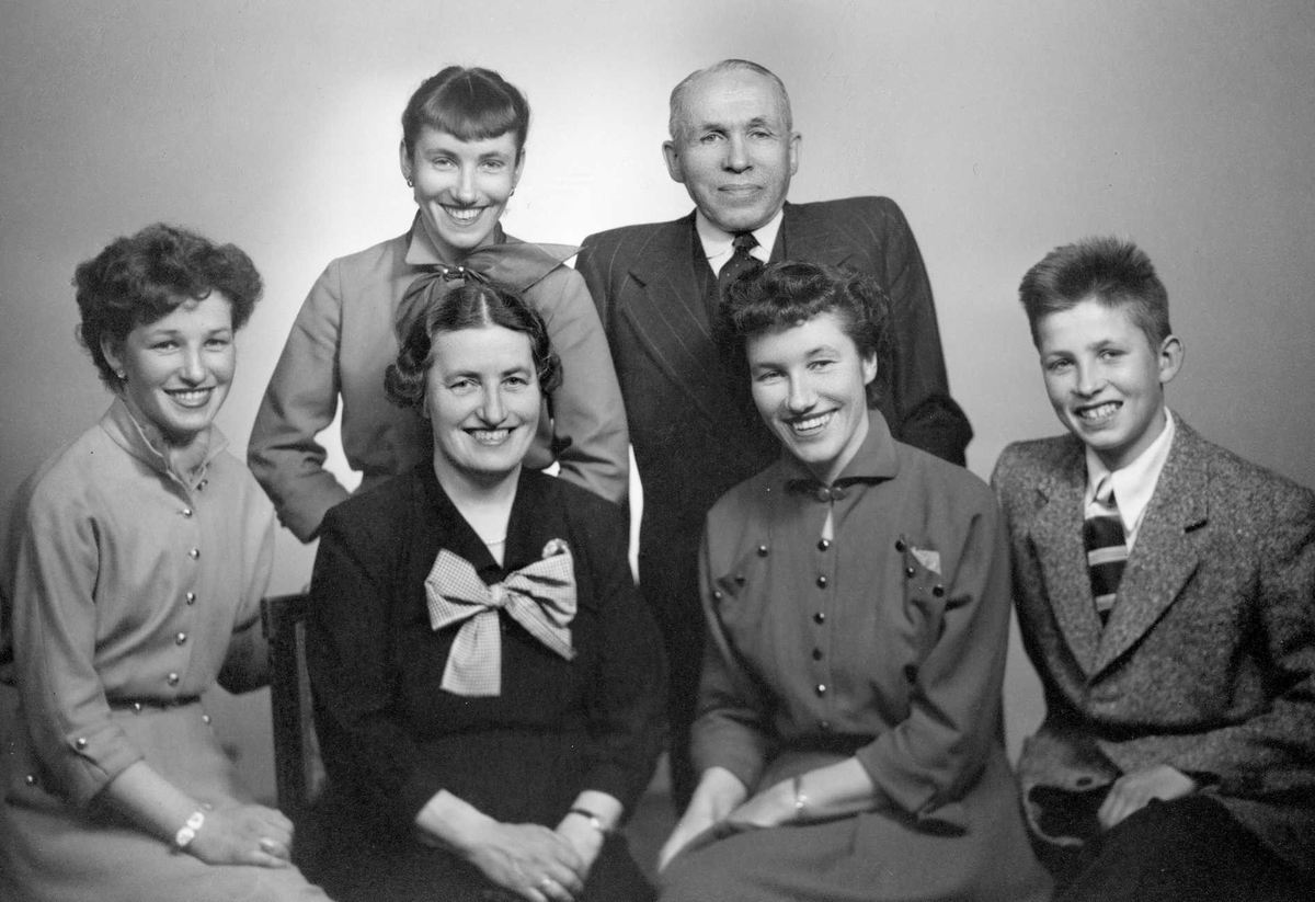 Familien Fougli hos fotografen, atelier Rude i Oslo våren 1954. På ...