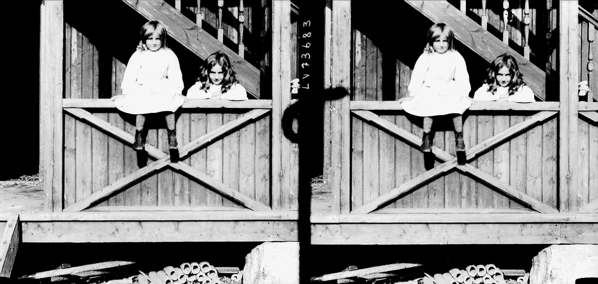 Familiemedlemmer. Gudrun og Karen Q. Wiborg i svalgang på Nedre Digerud, Frogn, Akershus, 1902.