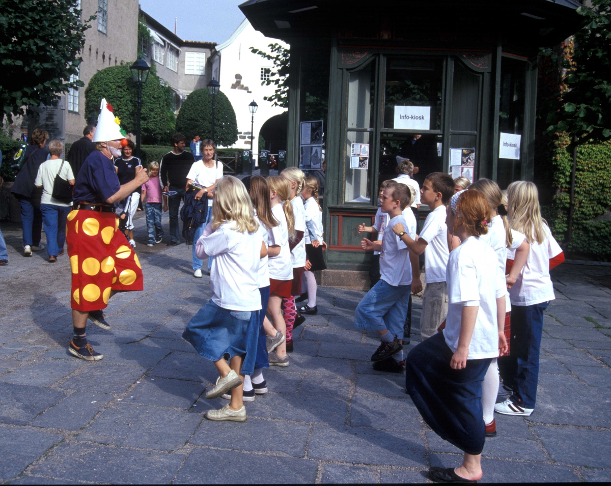 Matdagen 2002 på Norsk Folkemuseum.
Klovnen Klack danser med barn på Torget.
