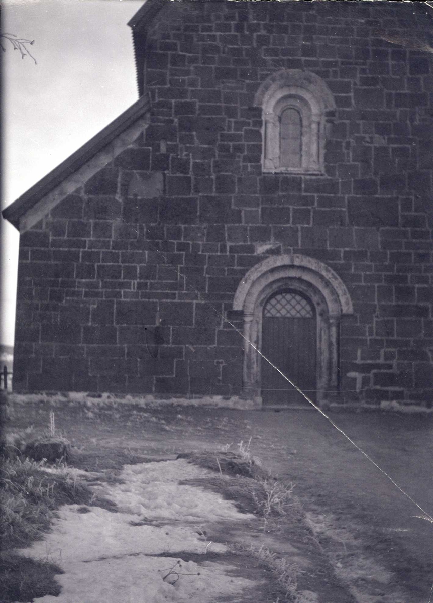 Portal og vindu i Nikolaikirken på Granavollen, Gran, Oppland. 