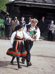 Norsk Folkemuseums dansegruppe, kledd i setesdalsdrakter, da