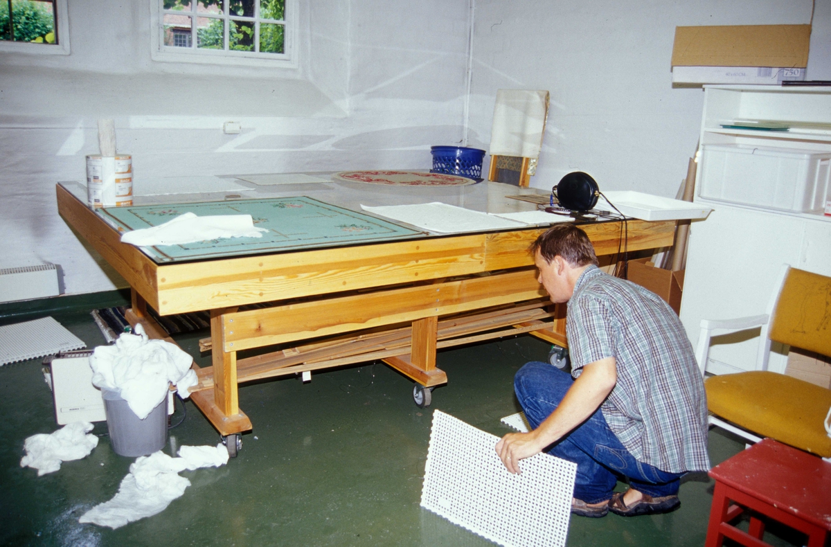 Vask av tekstiler etter vannlekkasje i Wessels gate 15,  på Norsk Folkemuseum i august 2003. Konservator Jan Petter Brennsund i arbeid.