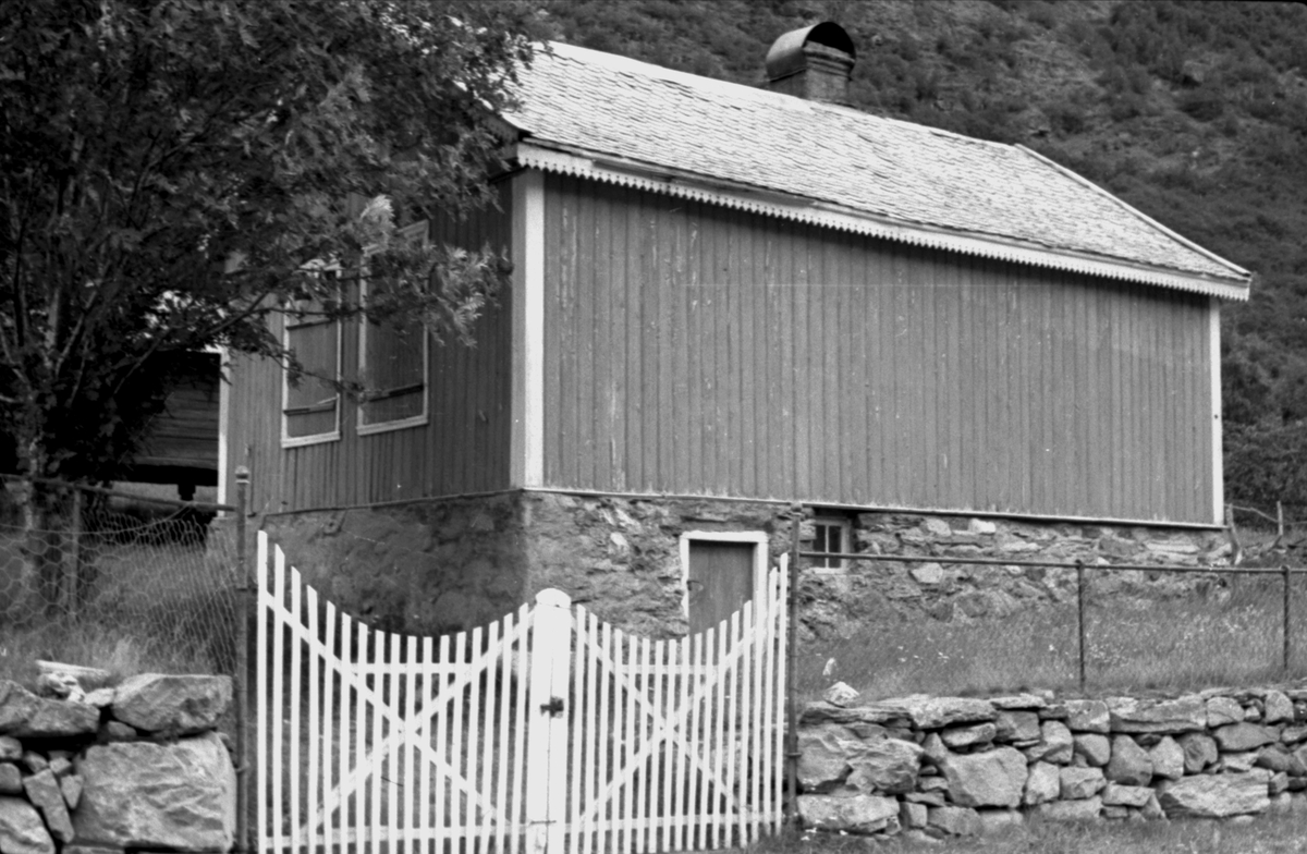 Horge, Borgund, Lærdal, Sogn og Fjordane. Lite skolehus med lemmer for vinduene bak gjerde og port. Registrering utført 1958-59 av Johan Schiong for Noregs Lærarlag. 