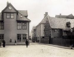 Slottsgaten med trehusbebyggelse i Bergen i Hordaland. Fotog