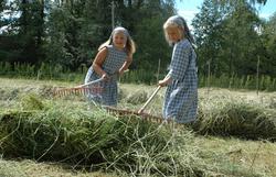 Levendegjøring på museum. Ferieskolen uke 26 2005. Jenter i
