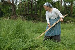 Fra slåttonna i juni 2005.Vert i drakt, slår gresset.