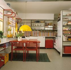 Fargerik kjøkkeninnredning i nybygget boligblokk. Plastbelag