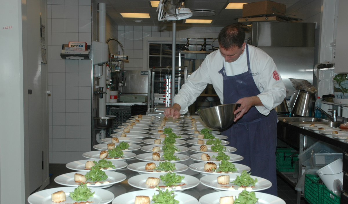 Serie bilder av tilberedning av mat til stort selskap i Restauranten (Gjestestuene). Kokkene lager mat og anretter.